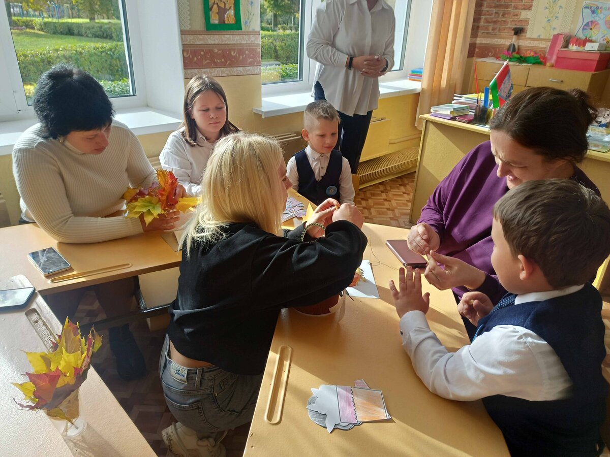 Подарками, песнями и стихами порадовали своих мам учащиеся начальных классов Каменской средней школы