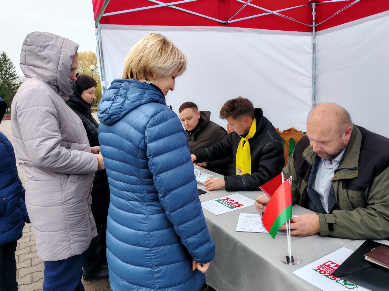 Сегодня в Горках на площади у ДК БГСХА работает пикет по сбору подписей