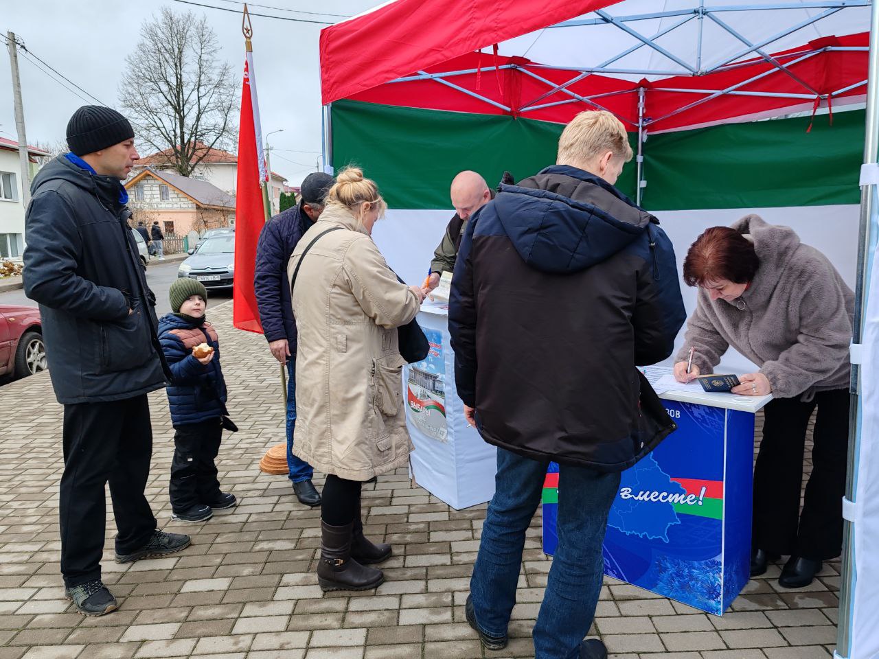 Жители Горок и района активно приходят на организованные пикеты по сбору подписей для выдвижения кандидатов в Президенты Республики Беларусь