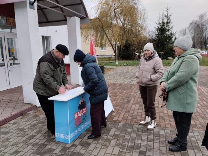 Посмотрите, как прошел пикет в поддержку выдвижения кандидатуры на пост Президента Александра Лукашенко в аг. Паршино