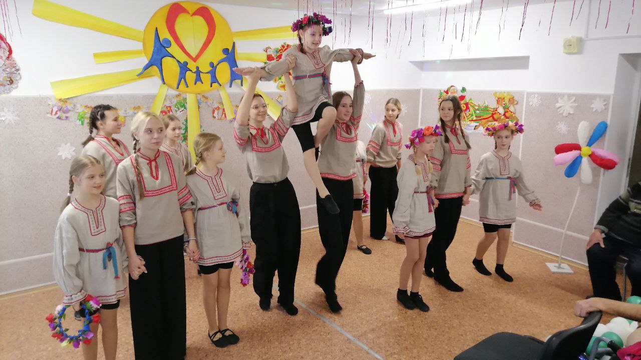 Волонтеры отряда «Доброта» и члены кружка «Юный волонтер» посетили пожилых граждан и инвалидов районного Центра социального обслуживания в аг. Ленино