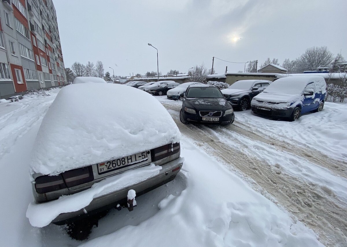 Беларусь накрыло снегом. О чем стоит помнить автомобилистам, чтобы не получить штраф