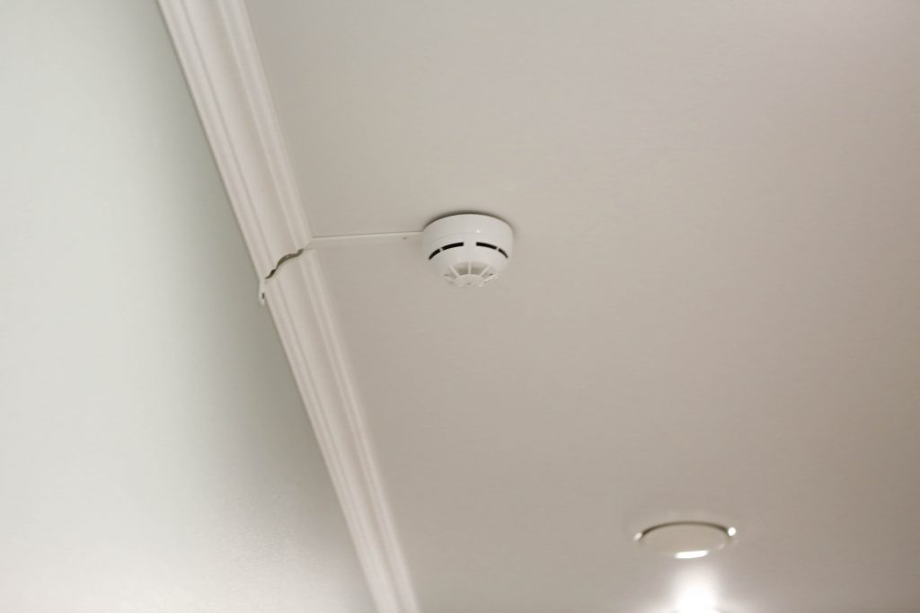 Где разместить автономный пожарный извещатель, если установлен натяжной потолок?