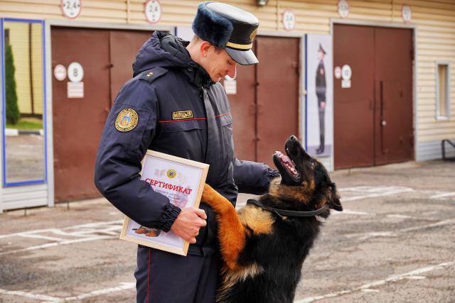 Нос по ветру! Уже год как милиционер-кинолог Павел Макеев со служебным другом Китой постигают радости службы
