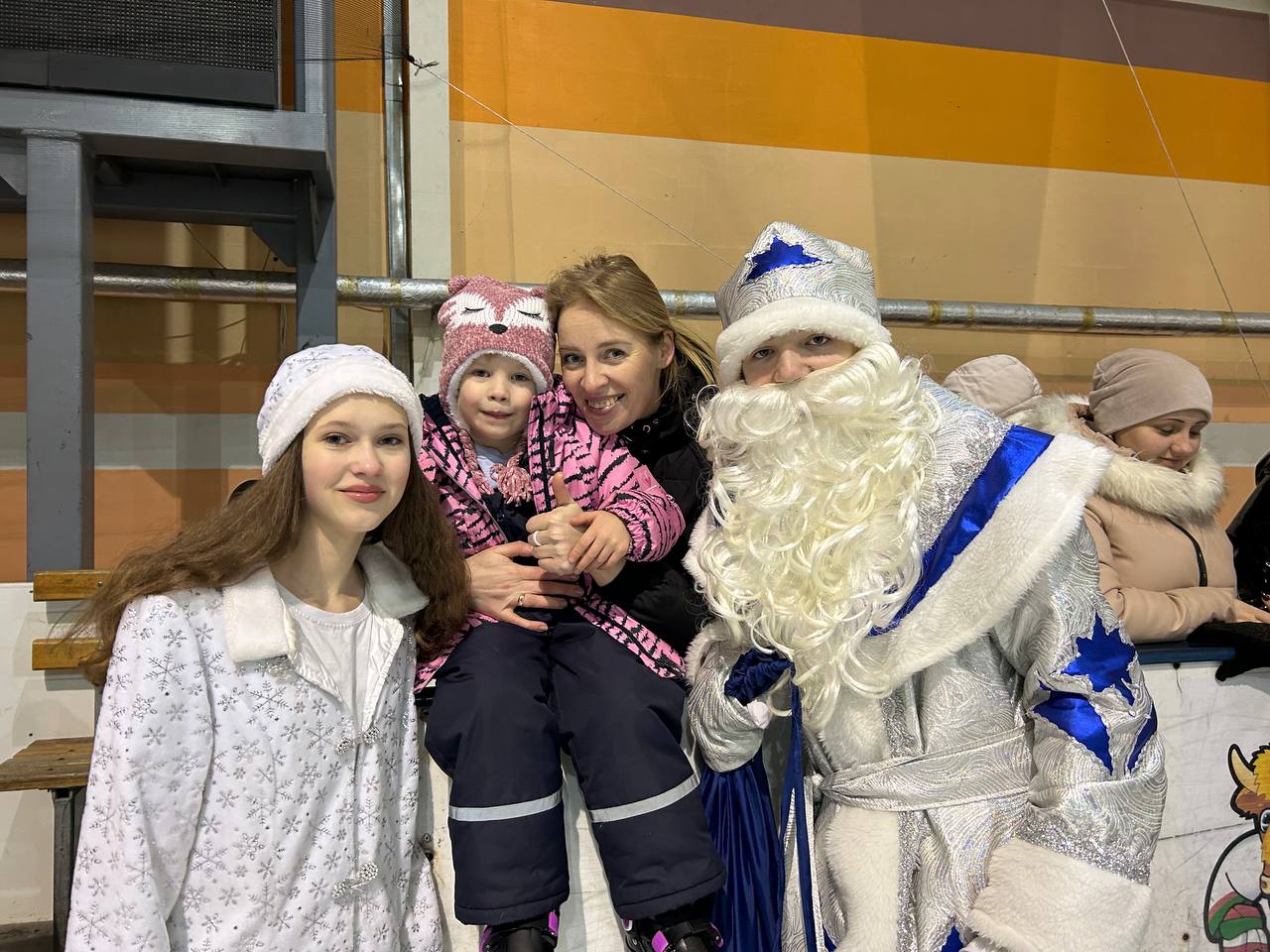 Посмотрите, как проходят катания в Ледовой арене с Дедом Морозом и Снегурочкой