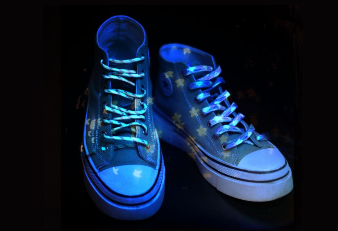 «Достаточно оставить на солнце на 10 минут». Светящиеся шнурки начали делать в Беларуси