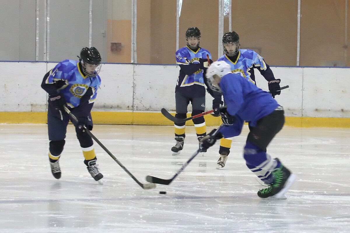 Юные хоккеисты соревнуются в Горках на областном финале «Золотая шайба»