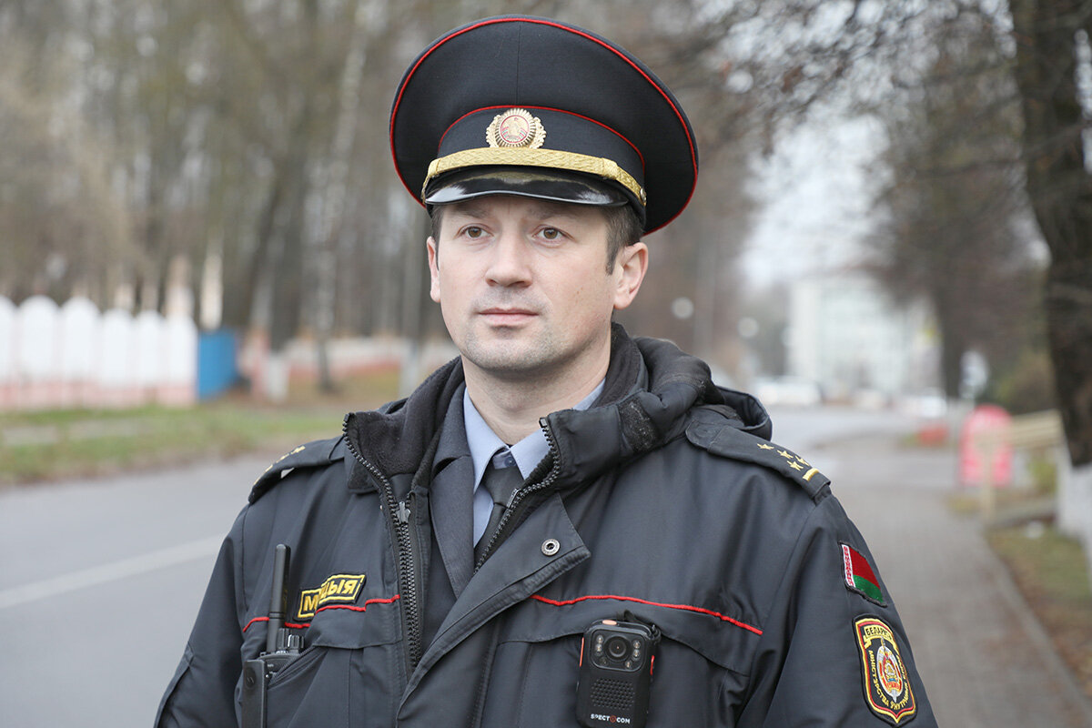 Соседи злоупотребляют спиртными напитками, а их ребенок приходит домой ночью: что предпринять?