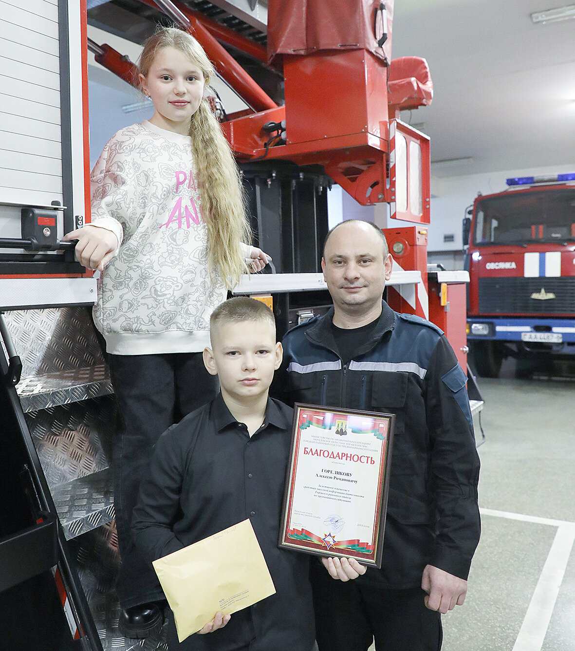 Мечтает стать спасателем: горецкому школьнику вручили подарок от пресс-секретаря МЧС