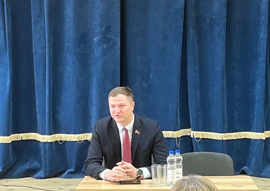 Законопроект о правах детей: депутат Владимир Павловский выслушал мнения педагогов о новациях