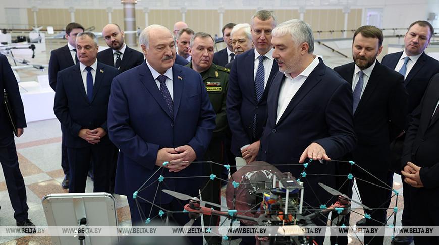 Александр Лукашенко посетил выставку новейших российских беспилотных авиационных систем