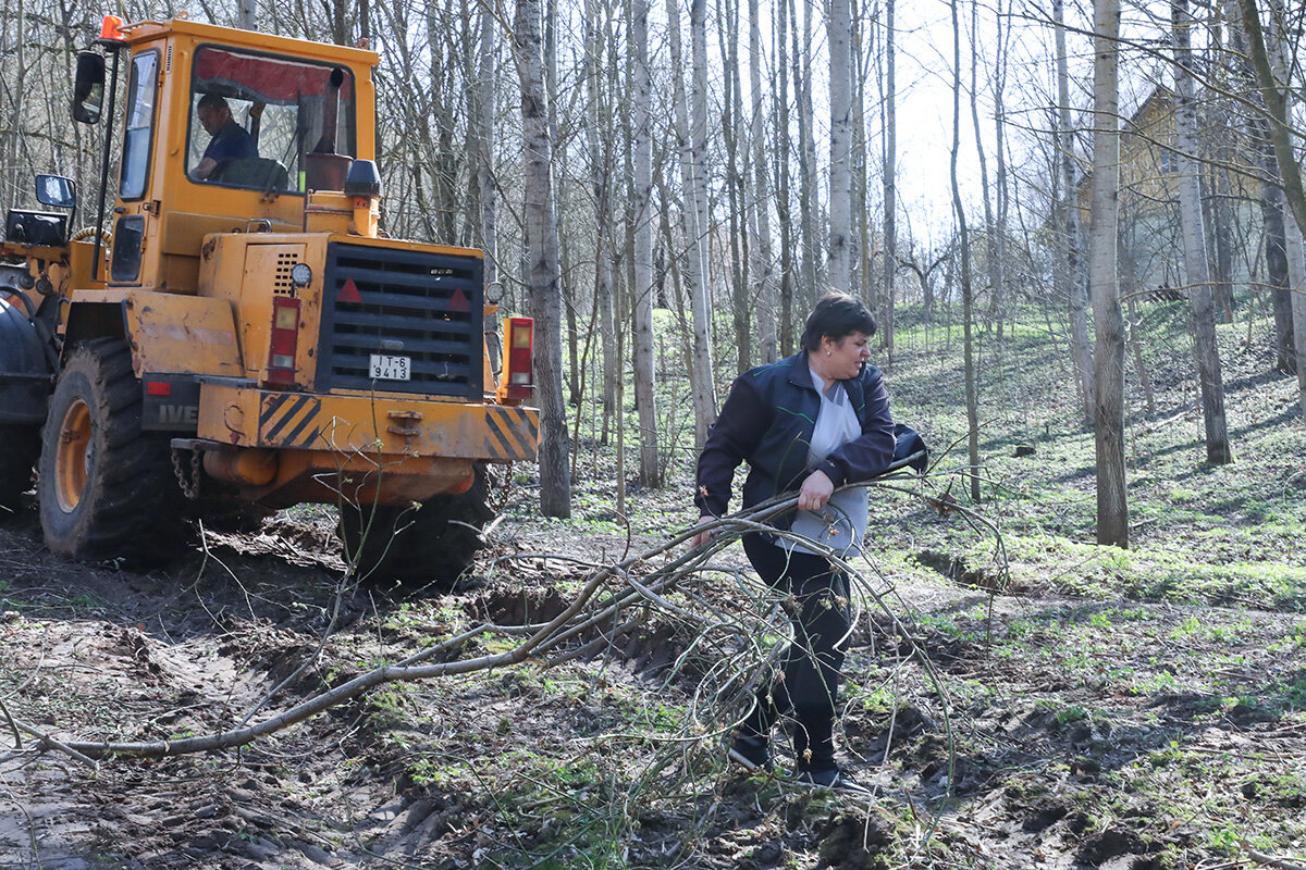 Уборка на Петровой горке и возле ЦРБ (фоторепортаж)