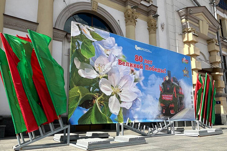 Праздничная символика на вокзалах и в поездах. В БЖД рассказали о подготовке к 9 Мая