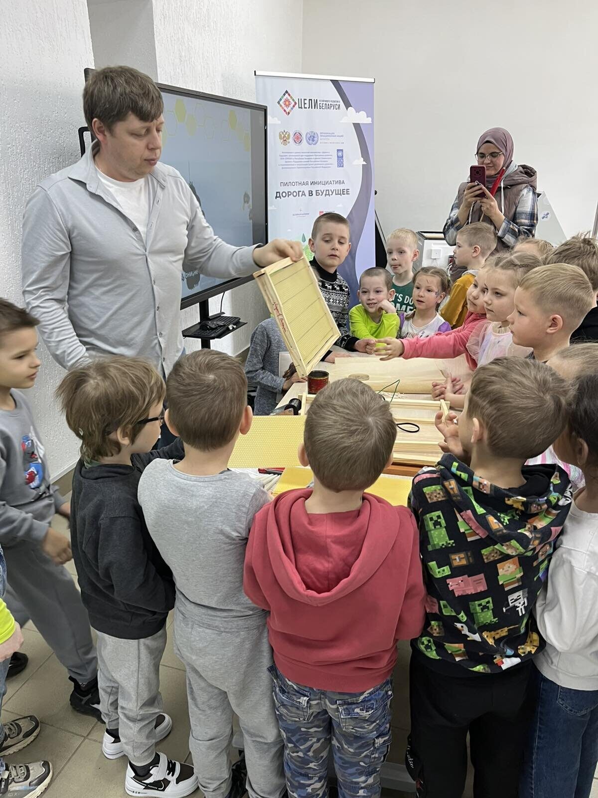 Во время мероприятия в рамках проекта «Дорога в будущее» дети познакомились с профессией пчеловода и получили новые знания
