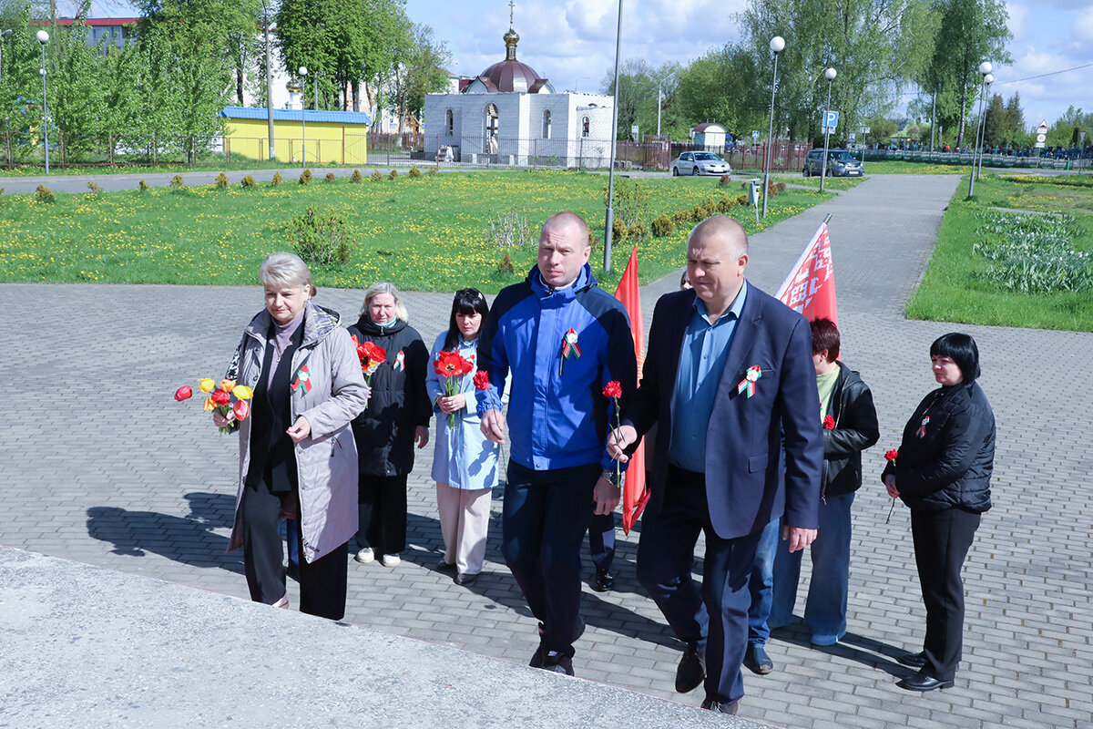 Представители районной организации Республиканской партии труда и справедливости возложили цветы к памятникам погибшим землякам