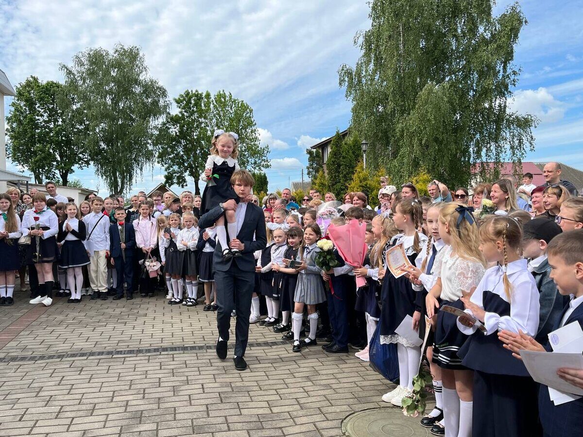 Торжественная линейка, посвященная окончанию учебного года, в СШ № 2