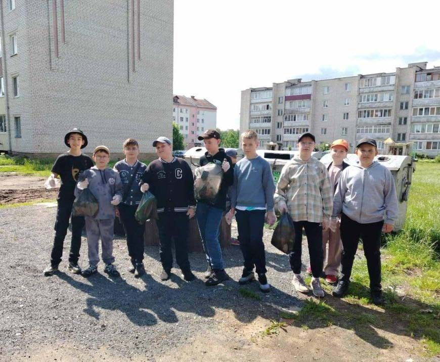 Воспитанники воспитательно-оздоровительного лагеря «Позитив» поучаствовали в акции по благоустройству родного города