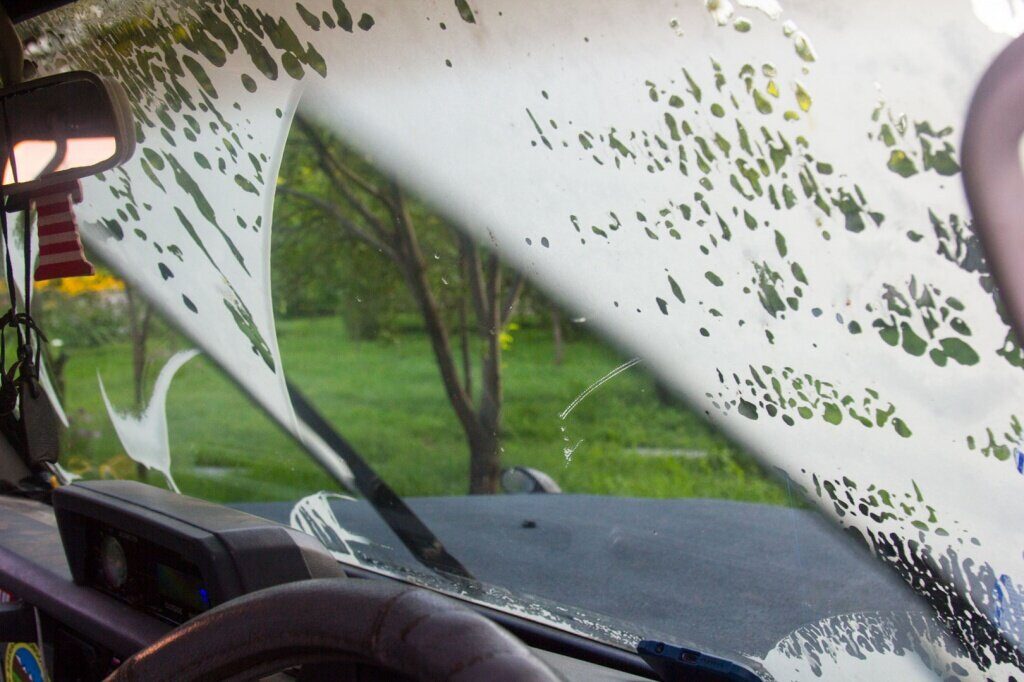 Как быстро очистить лобовое стекло от насекомых?