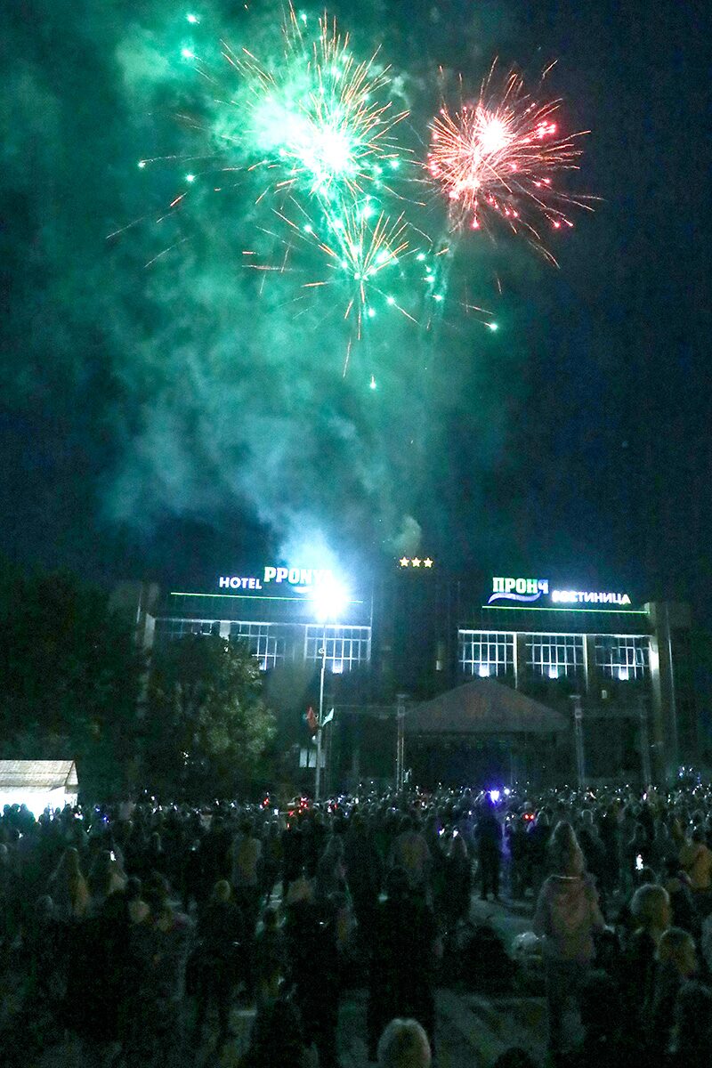 Праздничная дискотека и салют в честь Дня города (фоторепортаж)