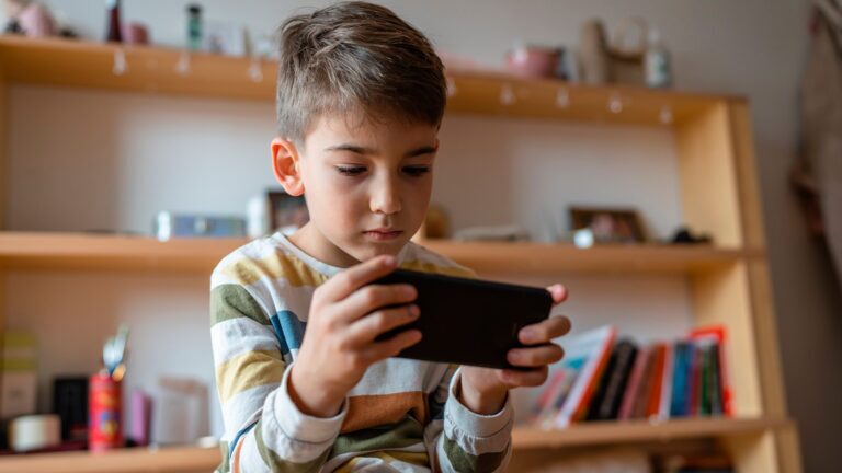 В Беларуси родителей обяжут защищать детей от вредной информации в интернете