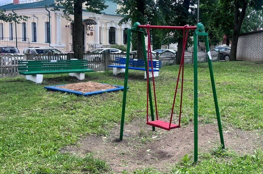 Сорная трава скошена, скамейки и детское игровое оборудование починены и окрашены: как преобразился двор по улице Сурганова