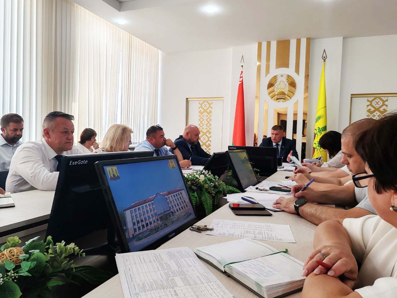 Состояние города, отсутствие детского кафе и работа детского парка: главные темы планерки у председателя райисполкома