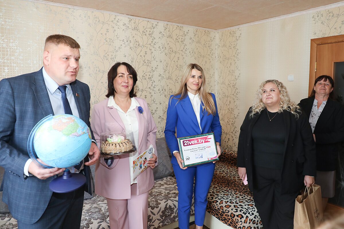 «В школу с радостью»: руководство района вместе с представителями трудовых коллективов вручили подарки семьям