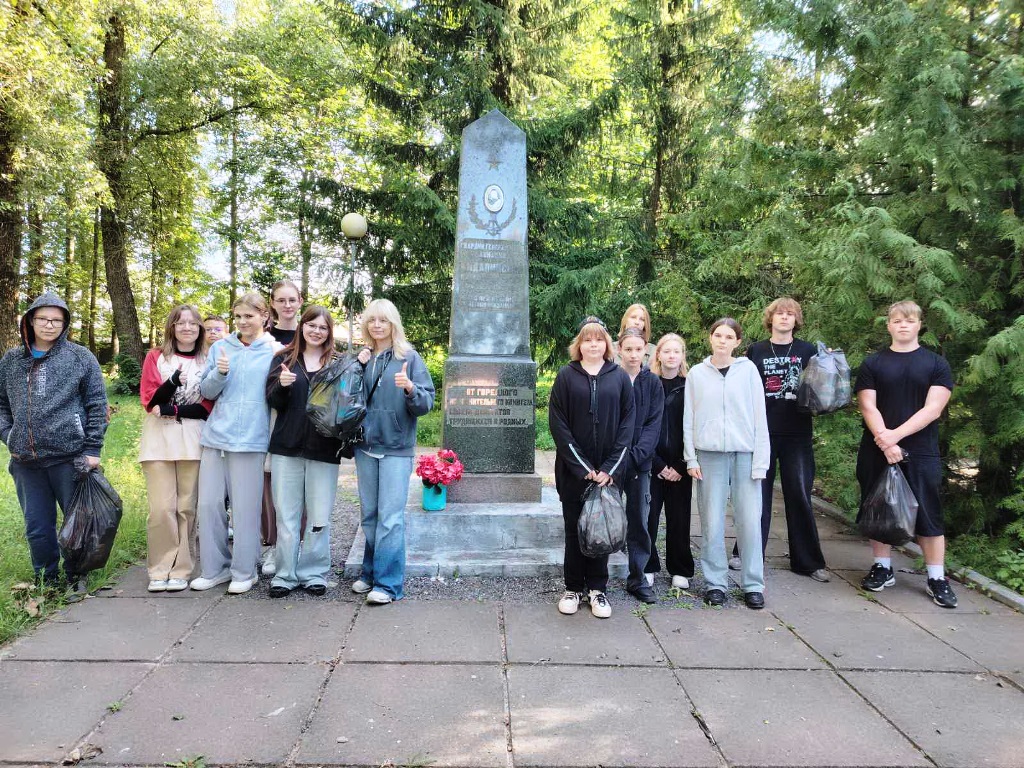 Во время летней практики учащиеся ГУО «Средняя школа № 2 г. Горки» благоустроили не только школу, но и памятные места города