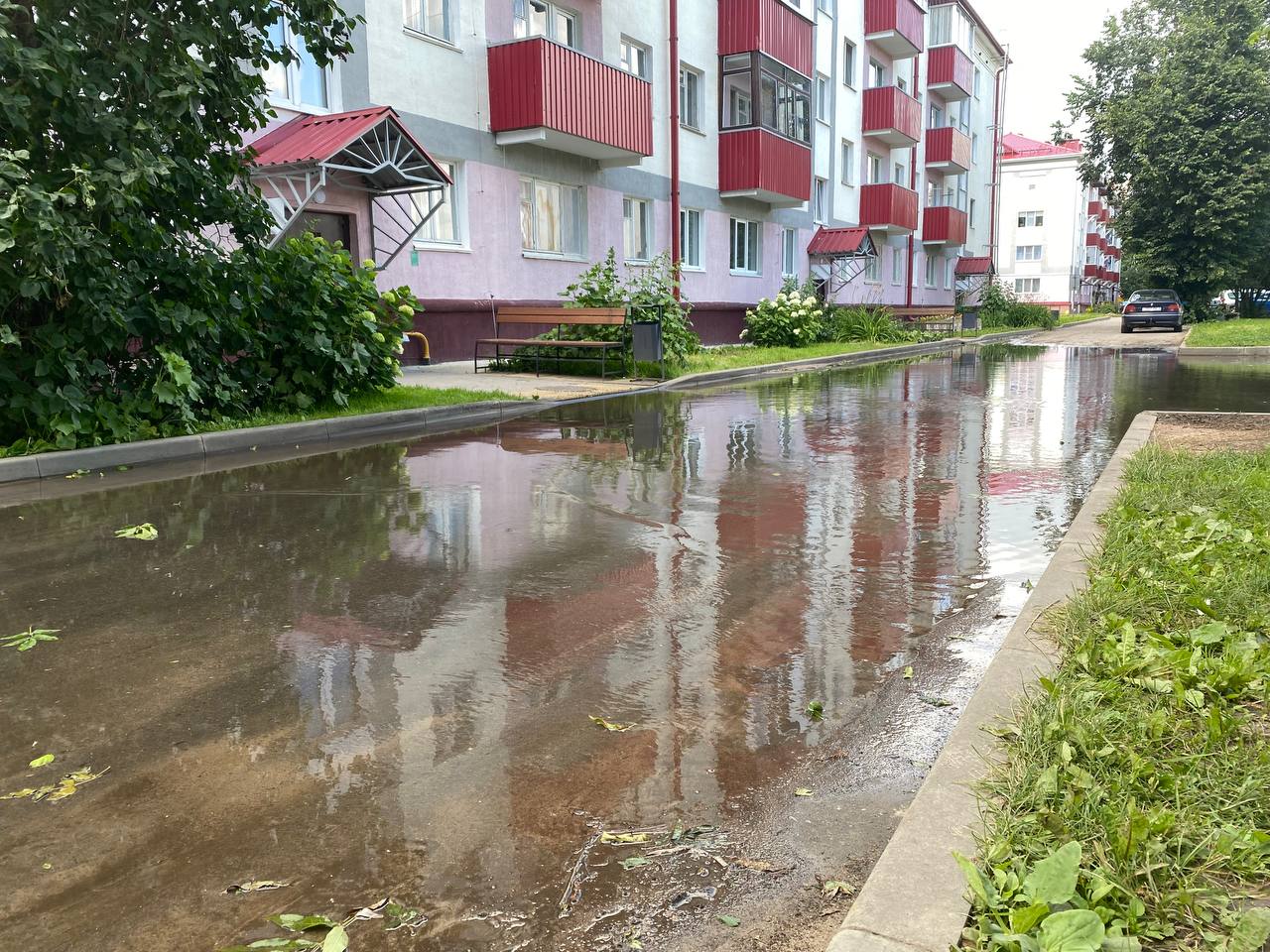 Затопленная парковка и отсутствие тротуара стали настоящим испытанием для жителей пр-та Интернациональный