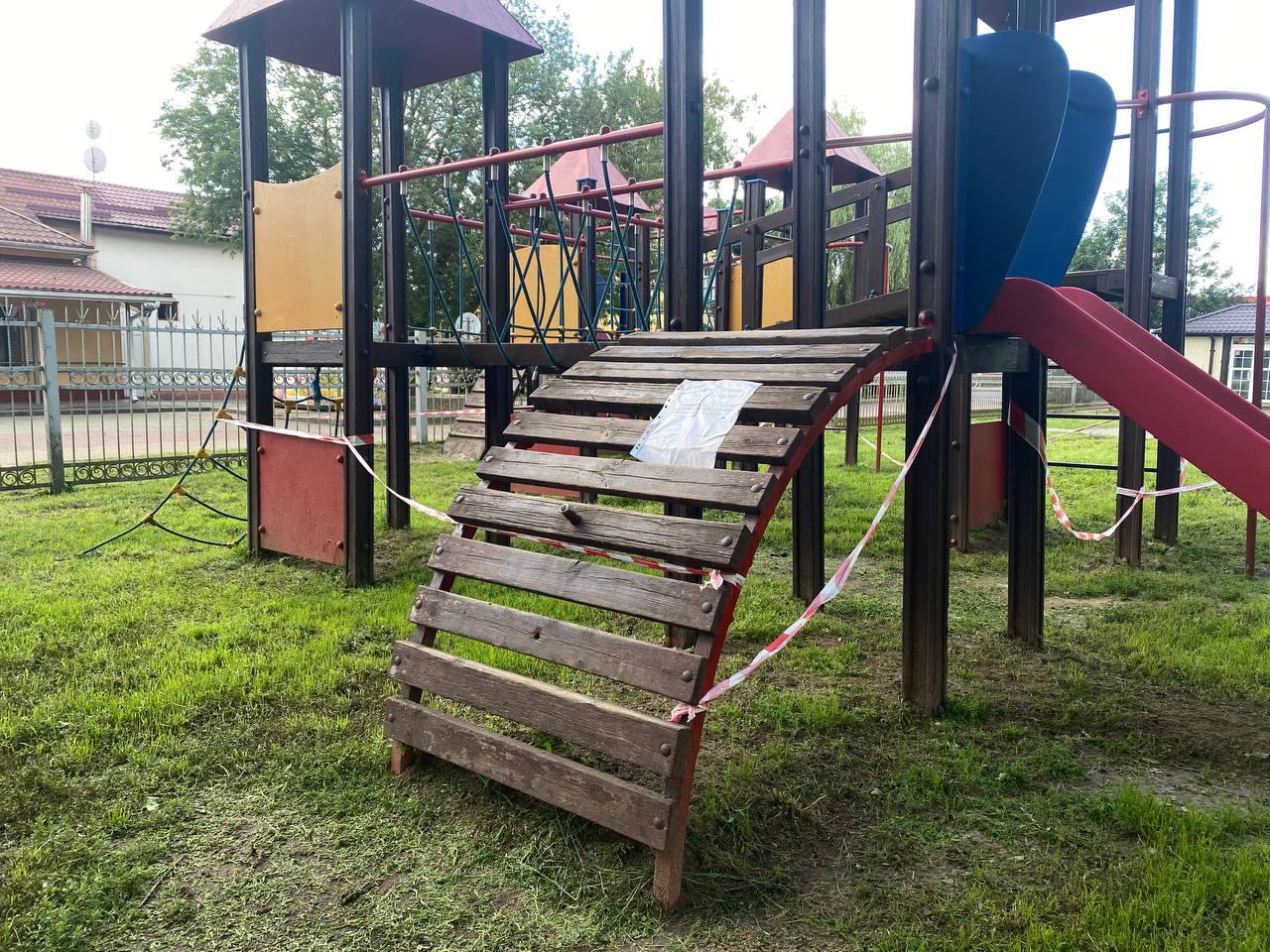 Использование временно запрещено! Cломанный игровой комплекс в Детском парке небезопасен для детей