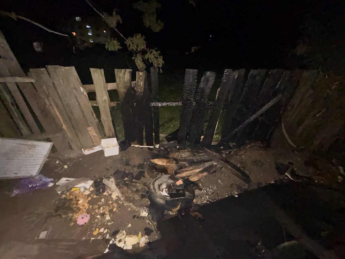 Ночной пожар в Горках: загоревшийся матрас повредил забор частного дома