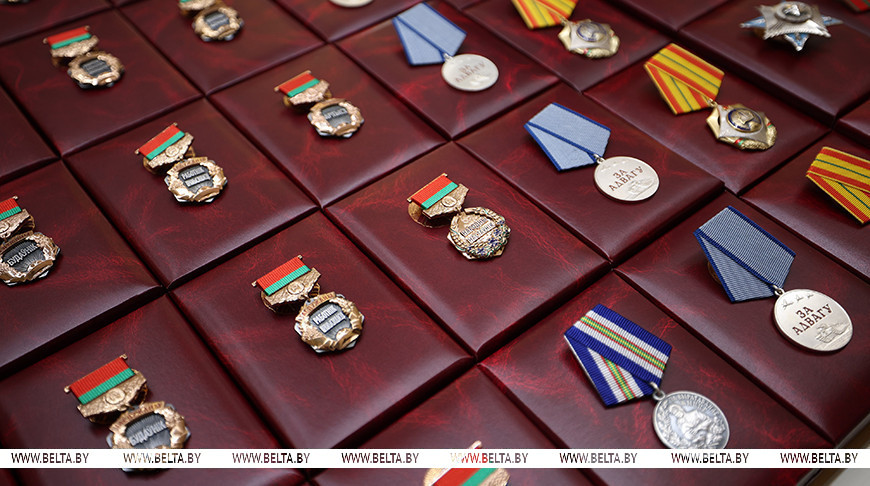 Александр Лукашенко накануне Дня народного единства вручил госнаграды