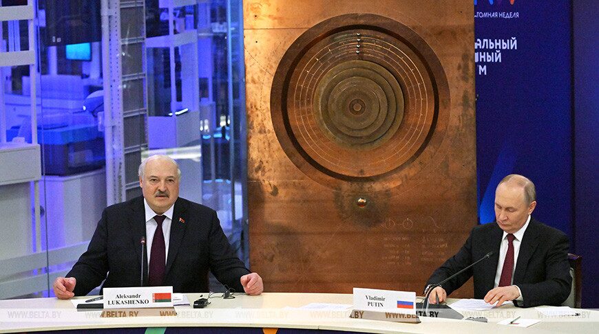 Лукашенко заявил о готовности Беларуси помогать России строить АЭС за рубежом