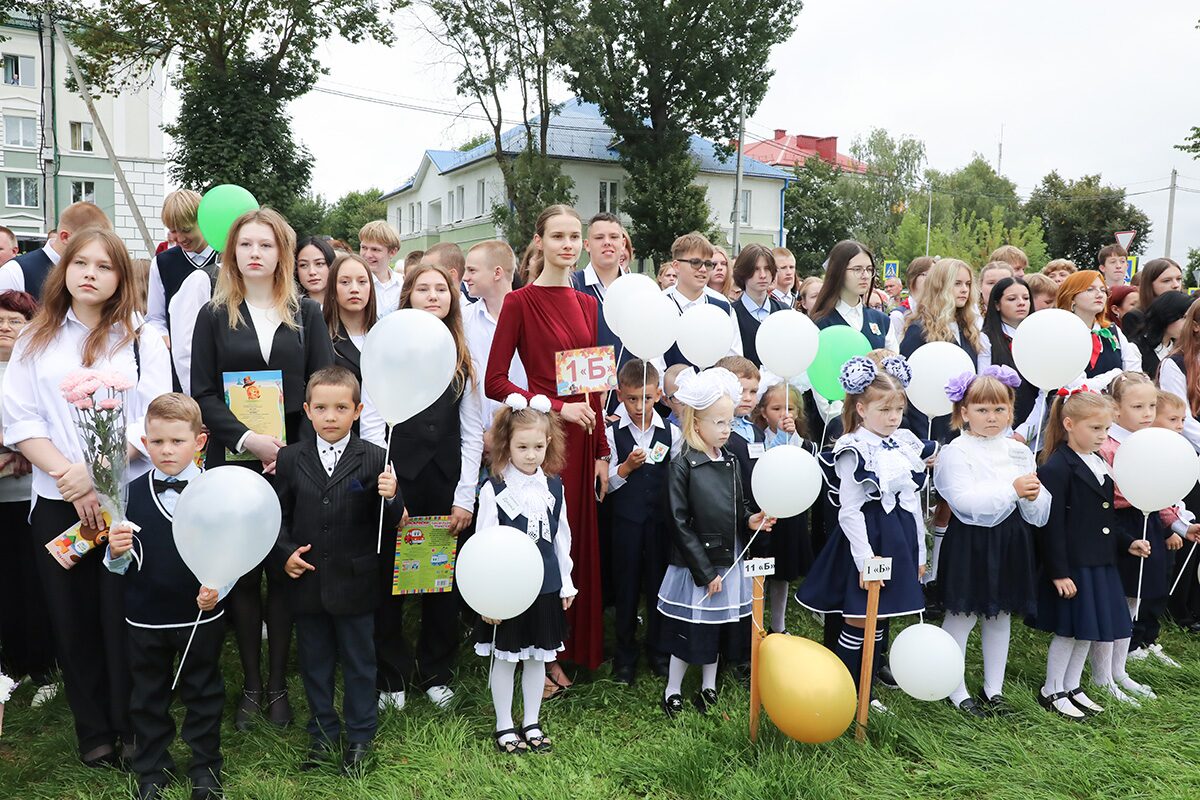 Здравствуй, школа! Торжественная линейка, посвященная Дню знаний, в СШ № 1