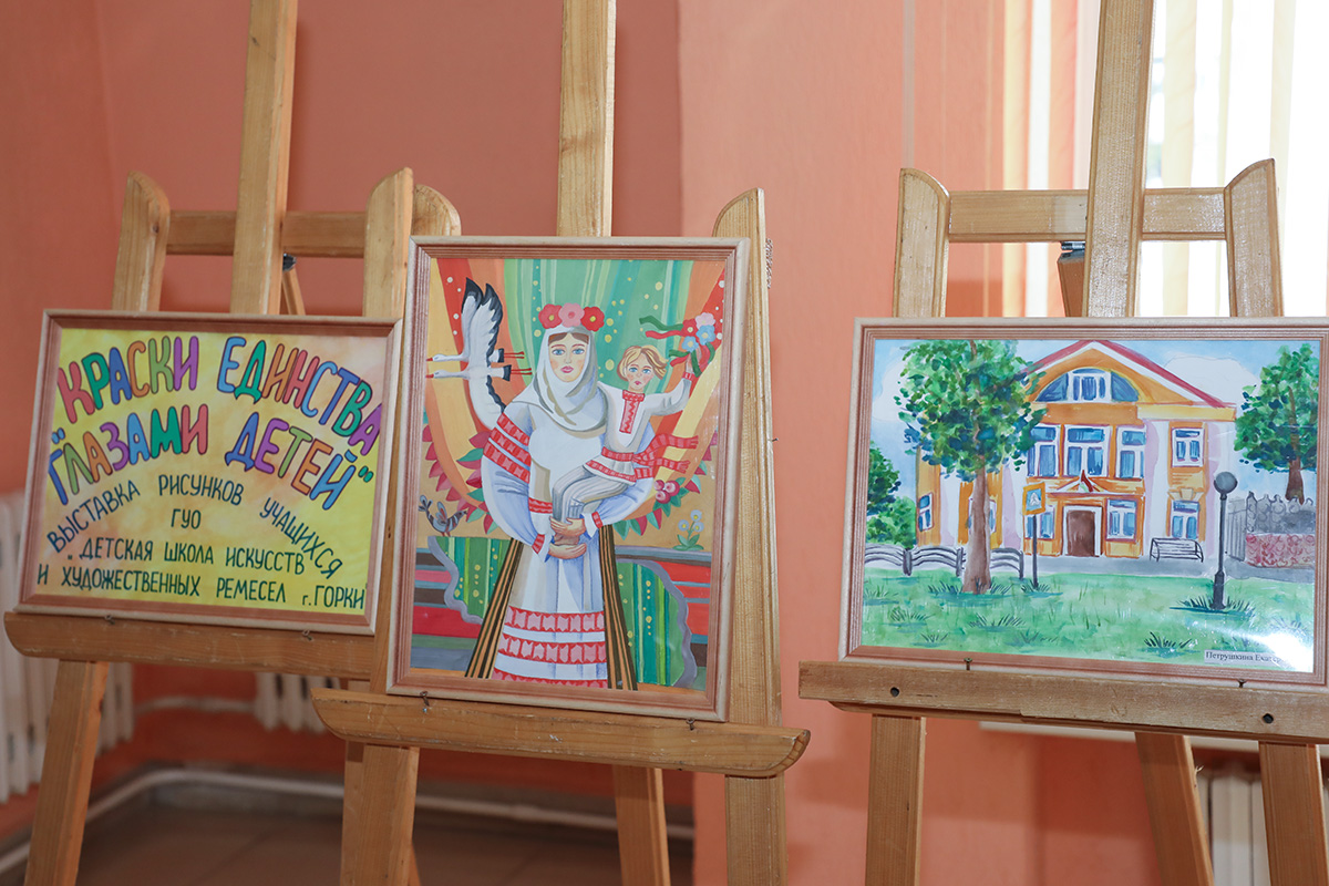 Посмотрите, какие рисунки юных художников представлены на выставке «Краски единства глазами детей»