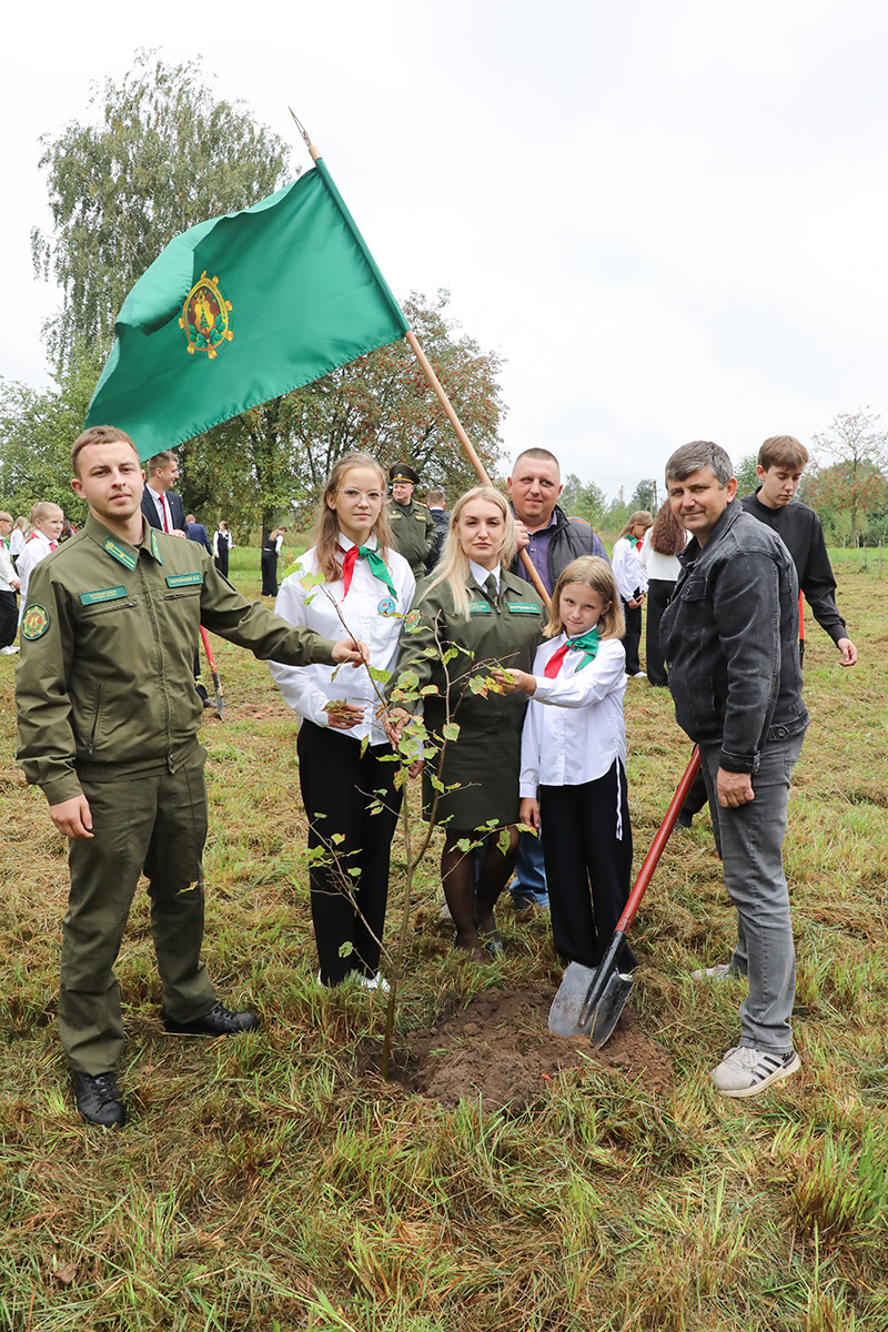 Участники автопробега и учащиеся Паршинской СШ высадили деревья в «Парке народного единства»