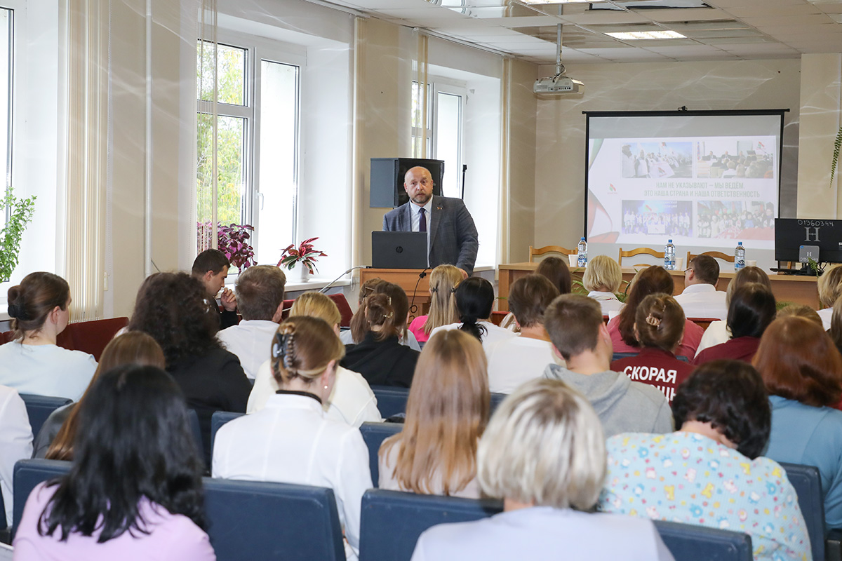 Председатель РО РОО «Белая Русь» Максим Потапенко встретился с трудовым коллективом Горецкой ЦРБ
