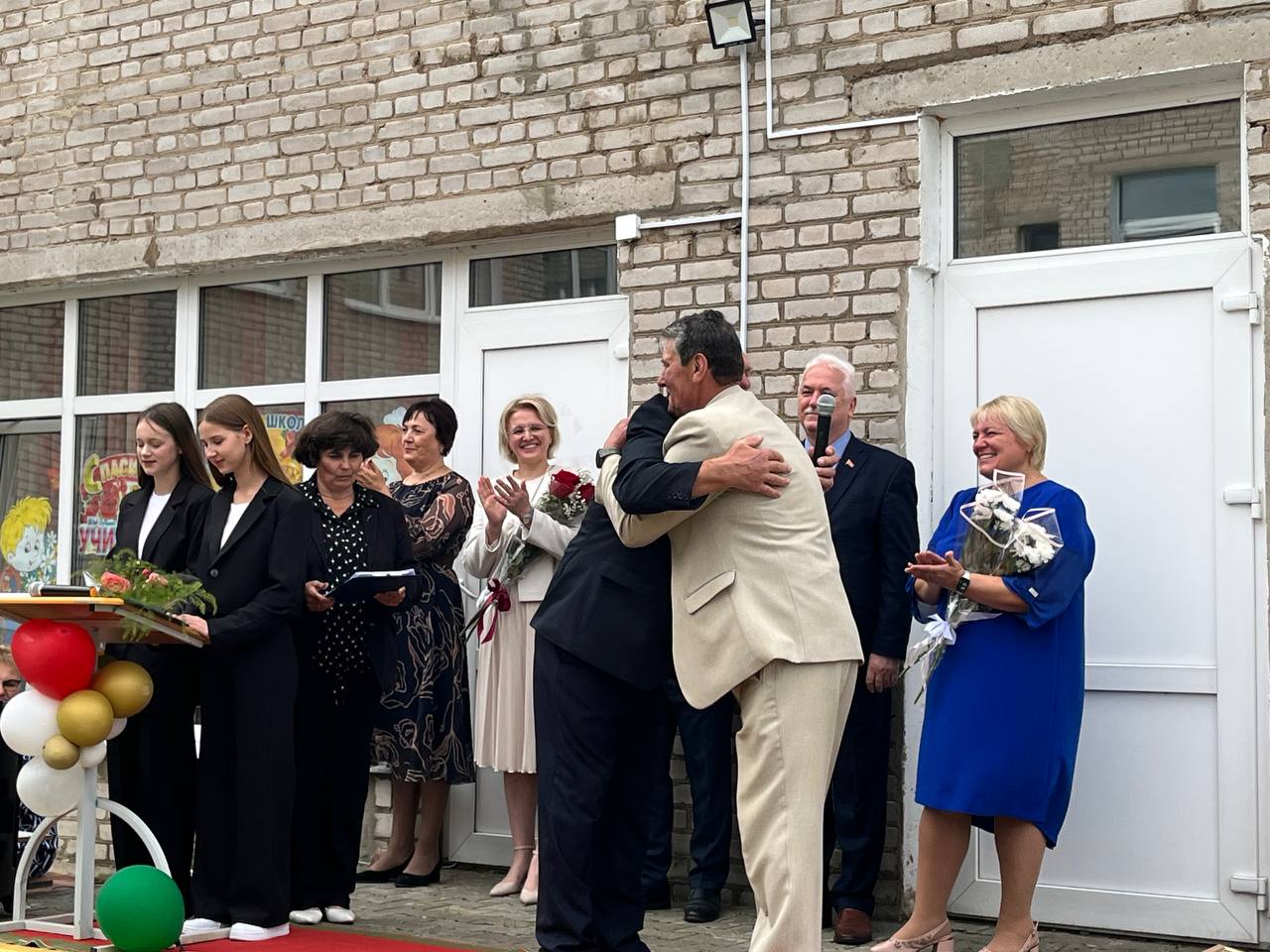 Трогательная торжественная линейка в Горской СШ: тепло проводили директора школы и представили нового руководителя