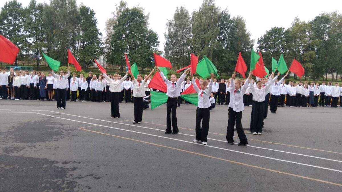 В День народного единства учащиеся и учителя СШ № 4 организовали яркий флешмоб «Вместе»