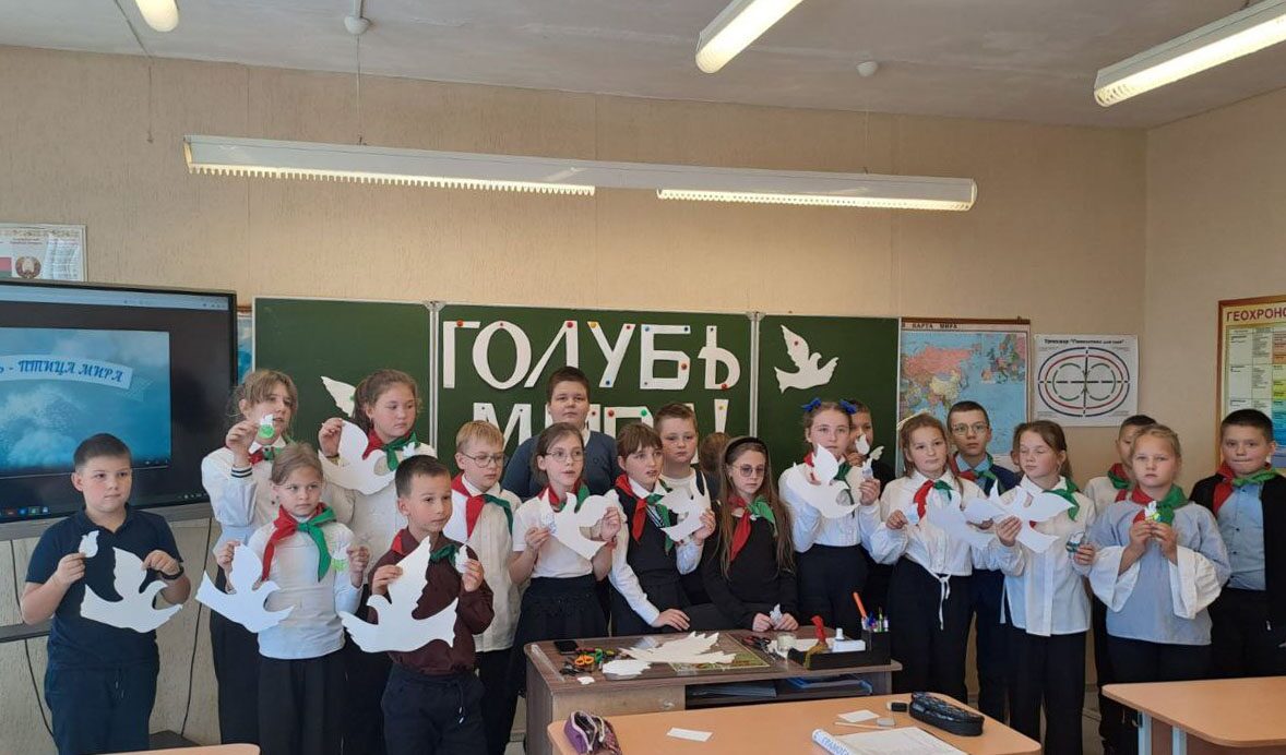 Школьники смастерили «Голубей мира» и написали письма с добрыми посланиями