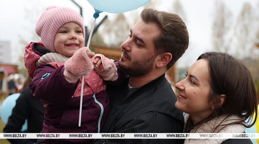 Президент Беларуси Александр Лукашенко поздравил соотечественников с Днем отца