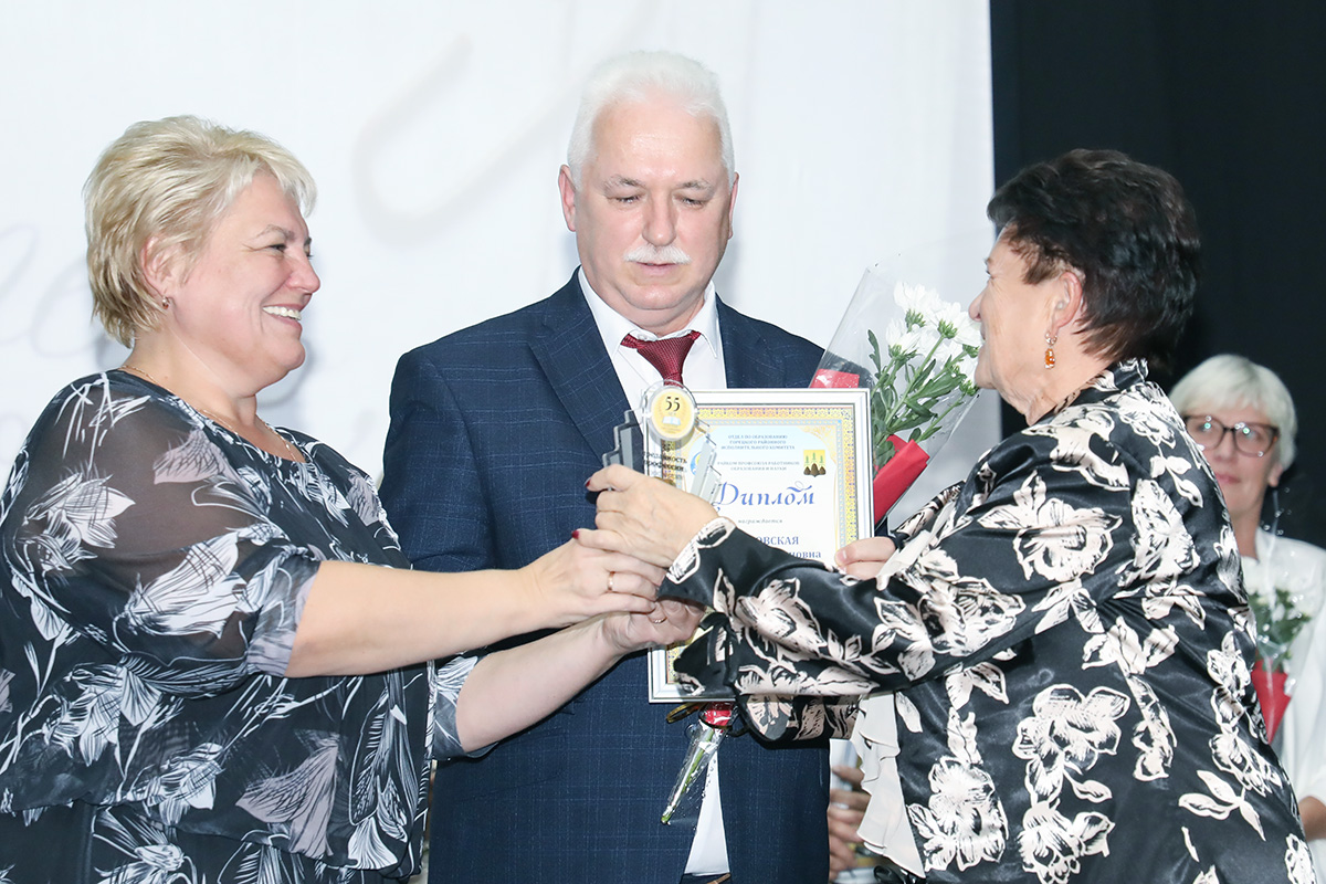 В ДШИиВХМ в преддверии профессионального праздника прошла торжественная церемония чествования лучших учителей