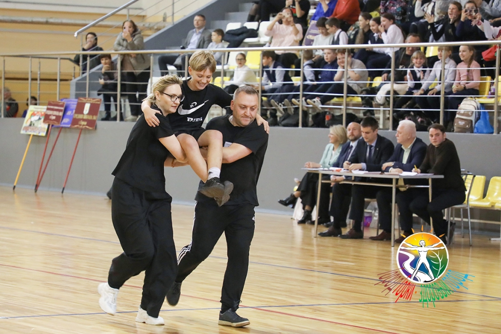 В Ледовой арене прошел районный спортивный праздник «Папа, Мама, Я – дружная семья!»