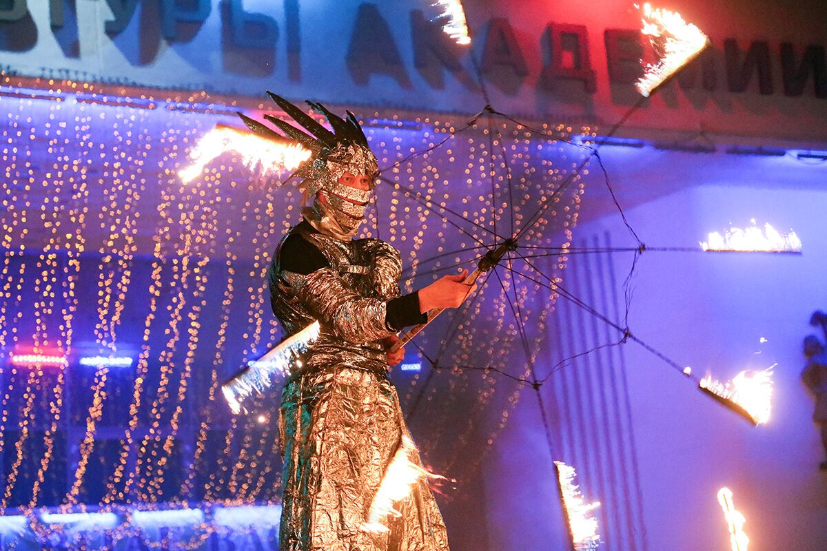 Концерт, яркое огненное шоу и праздничный фейерверк стали эффектным завершением «Дожинок-2025» (фоторепортаж)