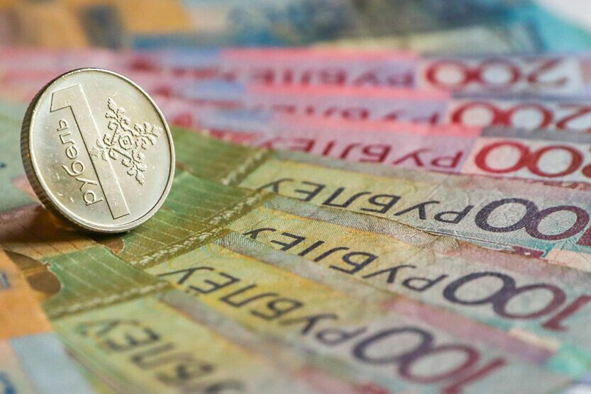 Ограничения на выплату пенсии за выслугу лет отменят с 1 января 2026 года для работающих госслужащих