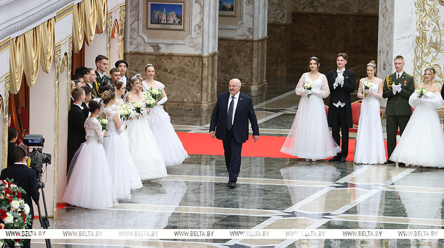 Вальс, кадриль и полонез. Дворец Независимости собрал участников красочного новогоднего бала