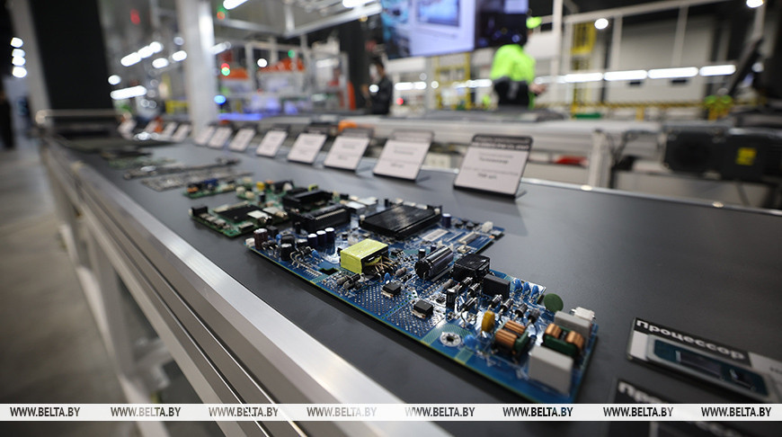 Лукашенко на «Горизонте» дал официальный старт массовому роботизированному производству телевизоров с ИИ