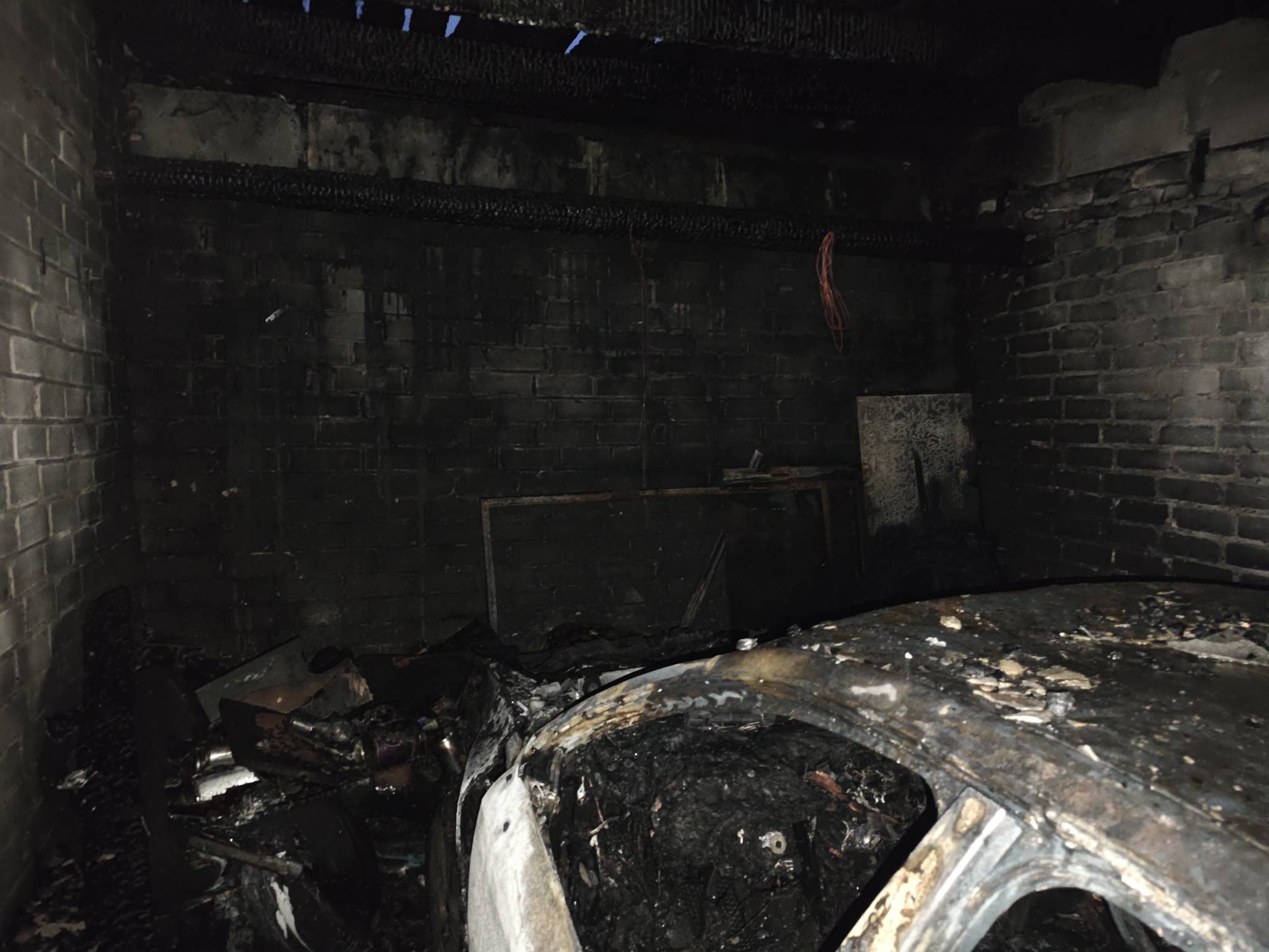 В Горках горел гараж, в котором ремонтировали машину