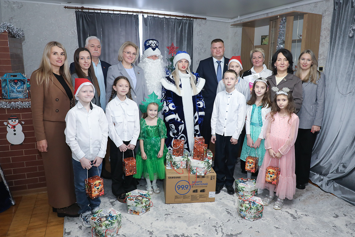 Новогодний марафон добра принес детям внимание и подарки