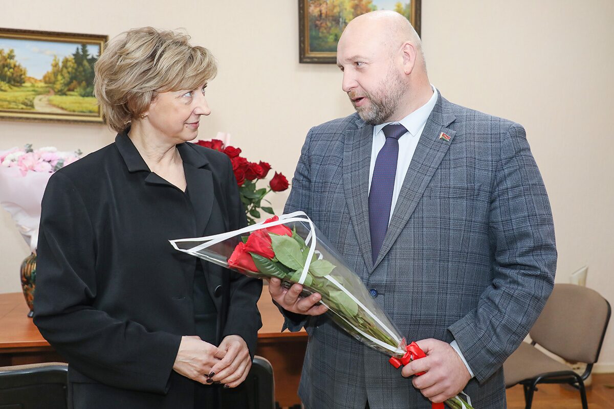 Председатель районного Совета депутатов поздравил Наталью Глушакову с юбилеем